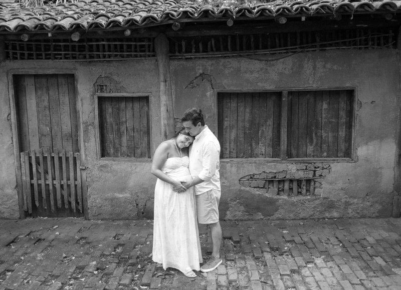 Ensaio gestante — casal em preto e branco