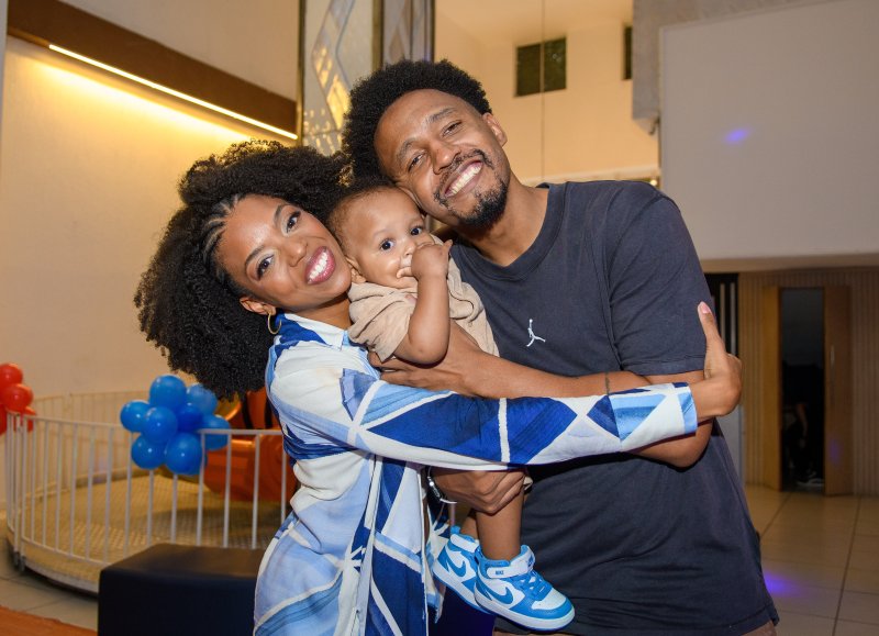 Família reunida — Noah com os pais